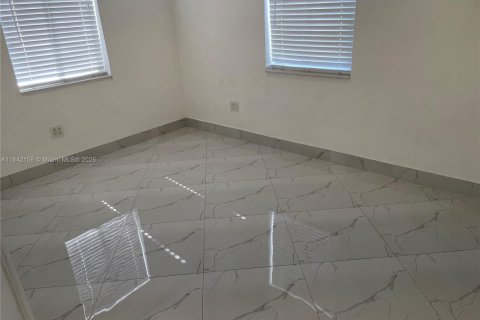 Купить виллу или дом в Халландейл-Бич, Флорида 2 спальни, 130.99м2, № 1834390 - фото 14