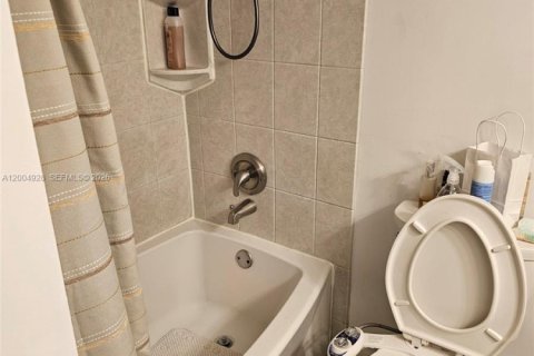 Condo in Lauderdale Lakes, Florida, 2 bedrooms  № 2068997 - photo 16