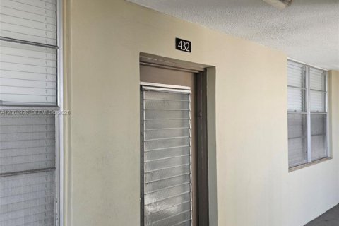 Condo in Lauderdale Lakes, Florida, 2 bedrooms  № 2068997 - photo 2