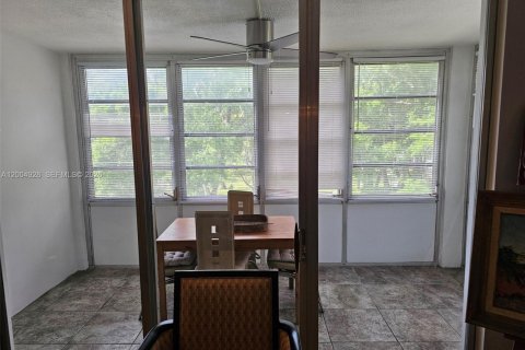 Condo in Lauderdale Lakes, Florida, 2 bedrooms  № 2068997 - photo 11