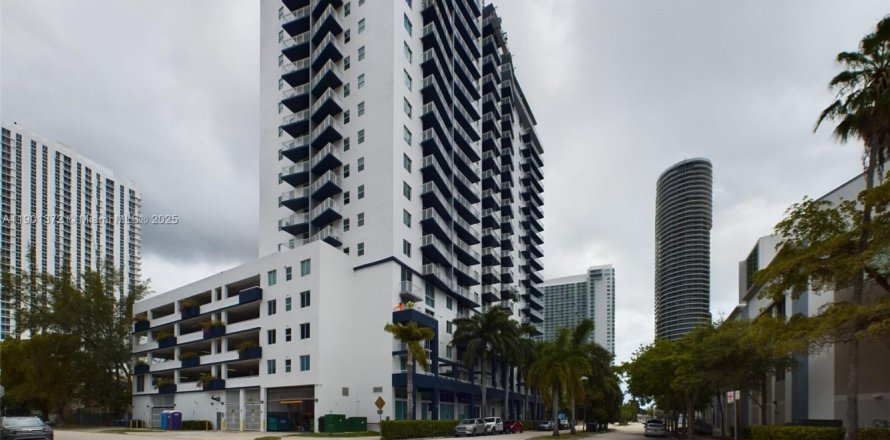 Кондоминиум с 2 спальнями в Майами, Флорида № 1951687