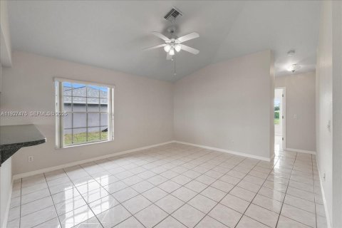 House in Cape Coral, Florida 3 bedrooms, 186.92 sq.m. № 1986103 - photo 9