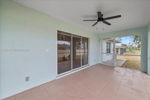 House in Cape Coral, Florida 3 bedrooms, 186.92 sq.m. № 1986103 - photo 28