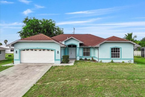 House in Cape Coral, Florida 3 bedrooms, 186.92 sq.m. № 1986103 - photo 1