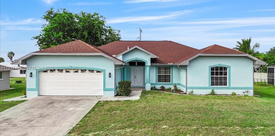 House in Cape Coral, Florida 3 bedrooms, 186.92 sq.m. № 1986103