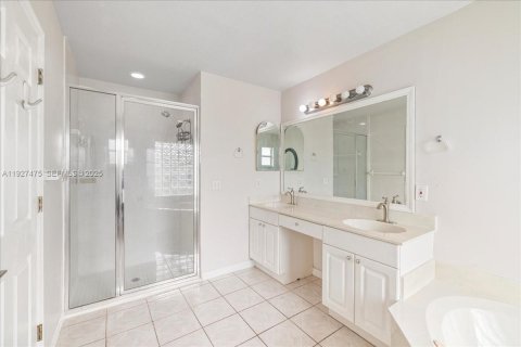 House in Cape Coral, Florida 3 bedrooms, 186.92 sq.m. № 1986103 - photo 20