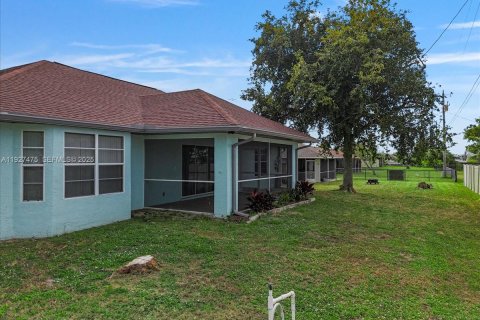 House in Cape Coral, Florida 3 bedrooms, 186.92 sq.m. № 1986103 - photo 29