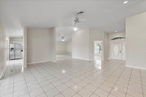House in Cape Coral, Florida 3 bedrooms, 186.92 sq.m. № 1986103 - photo 2