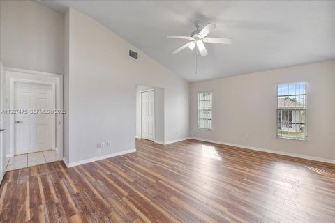 House in Cape Coral, Florida 3 bedrooms, 186.92 sq.m. № 1986103 - photo 18