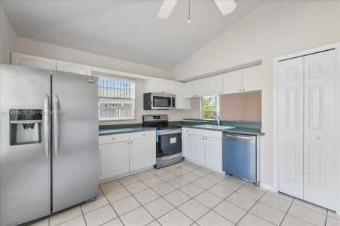 House in Cape Coral, Florida 3 bedrooms, 186.92 sq.m. № 1986103 - photo 12