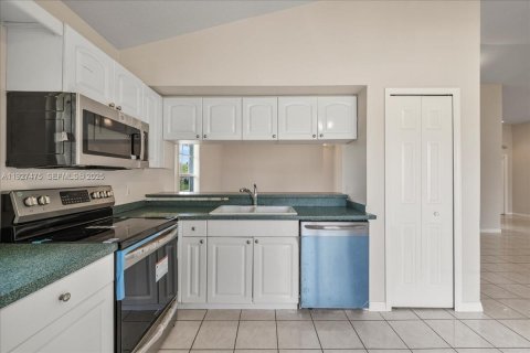 House in Cape Coral, Florida 3 bedrooms, 186.92 sq.m. № 1986103 - photo 14