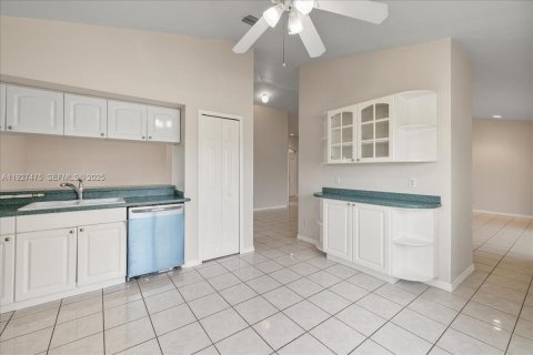 House in Cape Coral, Florida 3 bedrooms, 186.92 sq.m. № 1986103 - photo 13