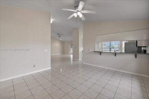 House in Cape Coral, Florida 3 bedrooms, 186.92 sq.m. № 1986103 - photo 10