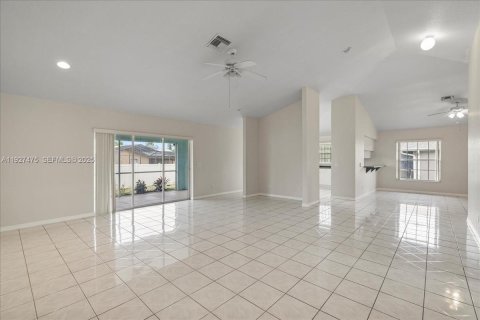 House in Cape Coral, Florida 3 bedrooms, 186.92 sq.m. № 1986103 - photo 6