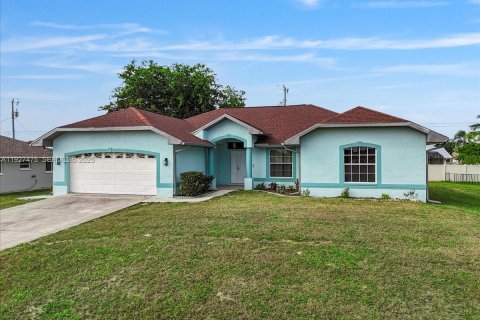 House in Cape Coral, Florida 3 bedrooms, 186.92 sq.m. № 1986103 - photo 30
