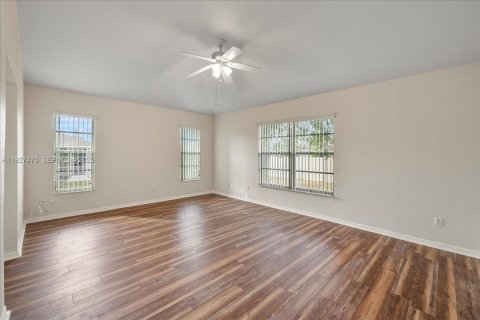 House in Cape Coral, Florida 3 bedrooms, 186.92 sq.m. № 1986103 - photo 16