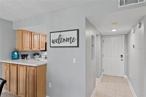 Condo in Altamonte Springs, Florida, 2 bedrooms  № 1913099 - photo 10