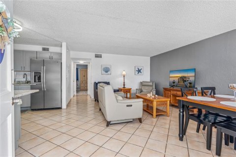 Condo in Daytona Beach, Florida, 2 bedrooms  № 2379582 - photo 6