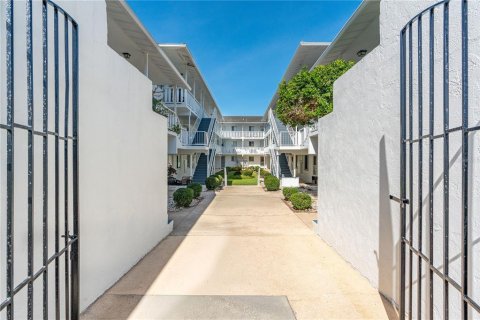 Condo in Daytona Beach, Florida, 2 bedrooms  № 2379582 - photo 2
