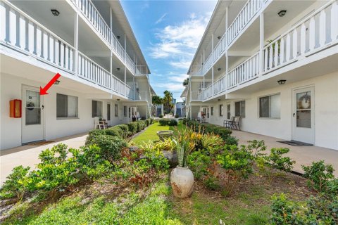 Condo in Daytona Beach, Florida, 2 bedrooms  № 2379582 - photo 4