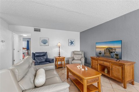 Condo in Daytona Beach, Florida, 2 bedrooms  № 2379582 - photo 7