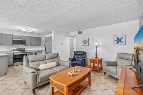 Condo in Daytona Beach, Florida, 2 bedrooms  № 2379582 - photo 10