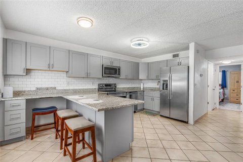 Condo in Daytona Beach, Florida, 2 bedrooms  № 2379582 - photo 12
