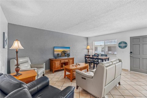 Condo in Daytona Beach, Florida, 2 bedrooms  № 2379582 - photo 9