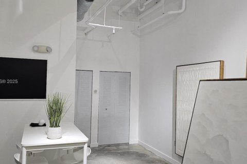 Commercial property in Miami, Florida № 1897846 - photo 4
