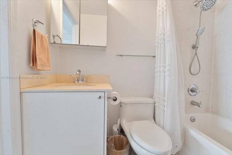 Condo in Miami, Florida, 1 bedroom  № 1841005 - photo 15