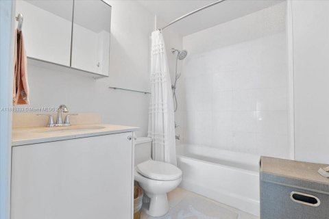 Condo in Miami, Florida, 1 bedroom  № 1841005 - photo 16