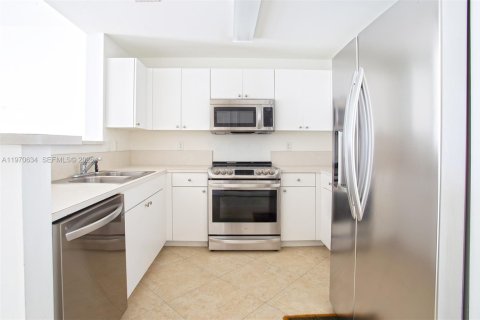 Condo in Coral Gables, Florida, 1 bedroom  № 2031331 - photo 9