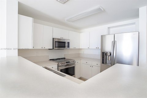 Condo in Coral Gables, Florida, 1 bedroom  № 2031331 - photo 12