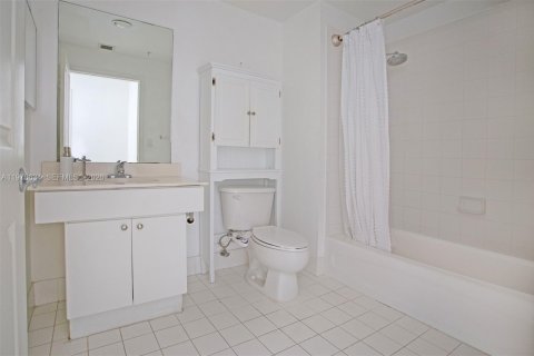 Condo in Coral Gables, Florida, 1 bedroom  № 2031331 - photo 23