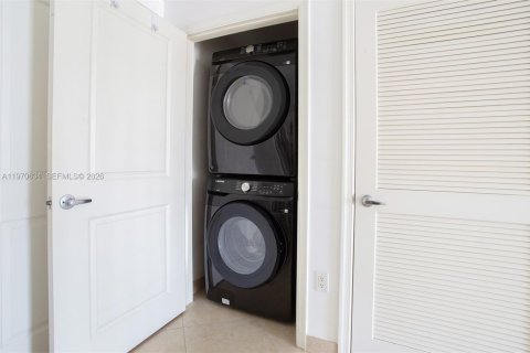 Condo in Coral Gables, Florida, 1 bedroom  № 2031331 - photo 14