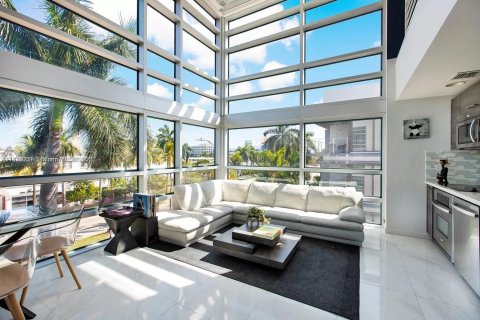 Condominio en Miami Beach, Florida, 2 dormitorios  № 2034905