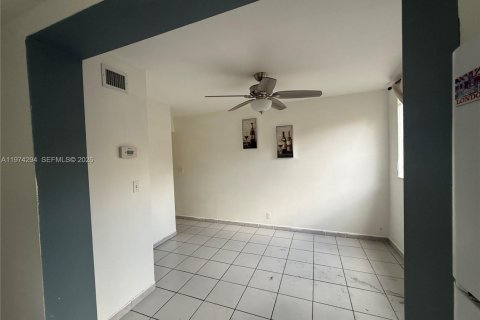 Снять в аренду квартиру в Майами, Флорида 2 спальни, 332.22м2, № 2036531 - фото 10