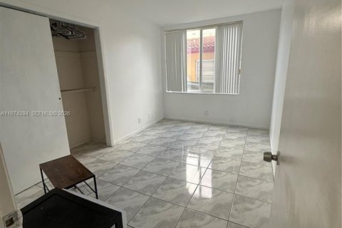 Снять в аренду квартиру в Майами, Флорида 2 спальни, 332.22м2, № 2036531 - фото 7