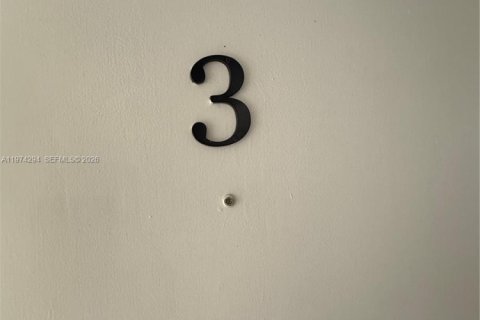 Снять в аренду квартиру в Майами, Флорида 2 спальни, 332.22м2, № 2036531 - фото 2