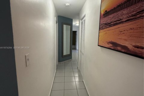 Снять в аренду квартиру в Майами, Флорида 2 спальни, 332.22м2, № 2036531 - фото 5