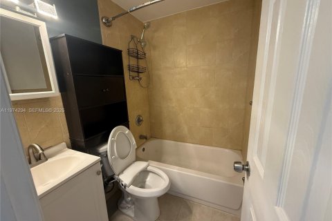 Снять в аренду квартиру в Майами, Флорида 2 спальни, 332.22м2, № 2036531 - фото 11