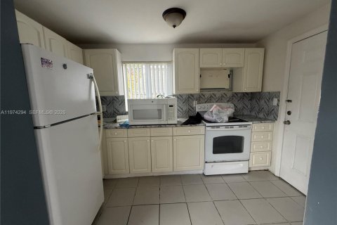 Снять в аренду квартиру в Майами, Флорида 2 спальни, 332.22м2, № 2036531 - фото 9