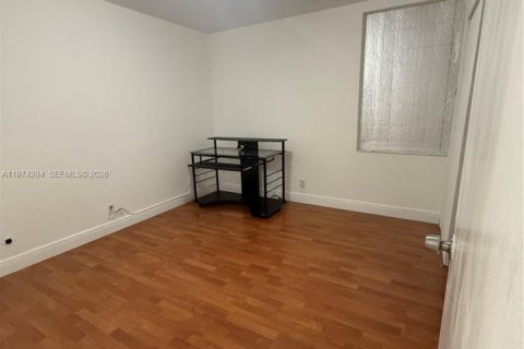 Снять в аренду квартиру в Майами, Флорида 2 спальни, 332.22м2, № 2036531 - фото 4