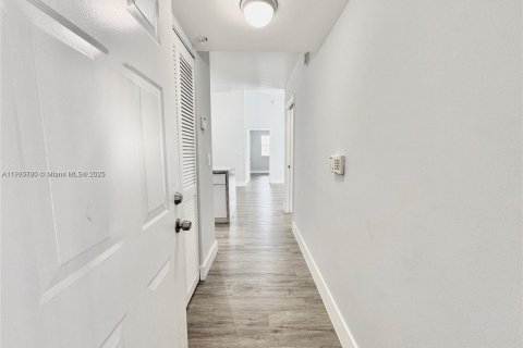 Купить кондоминиум в Пемброк-Пайнс, Флорида 2 спальни, 98.94м2, № 1971807 - фото 3