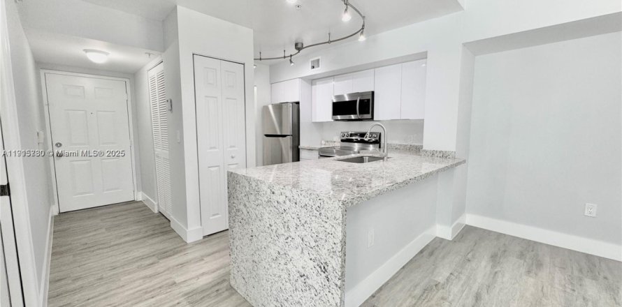 Кондоминиум с 2 спальнями в Пемброк-Пайнс, Флорида № 1971807