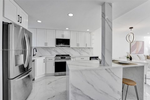 Condominio en venta en Pembroke Pines, Florida, 1 dormitorio, 74.32 m2 № 1738236 - foto 3