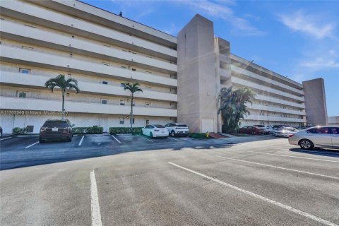 Condominio en venta en Pembroke Pines, Florida, 1 dormitorio, 74.32 m2 № 1738236 - foto 29