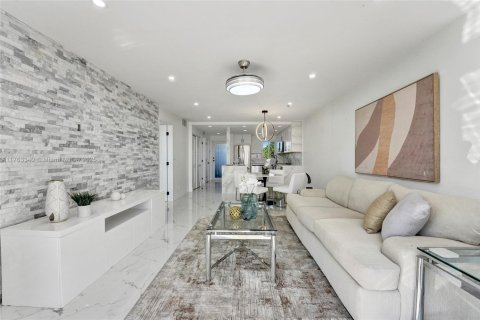 Condominio en venta en Pembroke Pines, Florida, 1 dormitorio, 74.32 m2 № 1738236 - foto 13