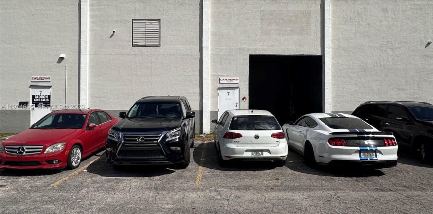 Immobilier commercial à Hallandale Beach, Floride № 2036030