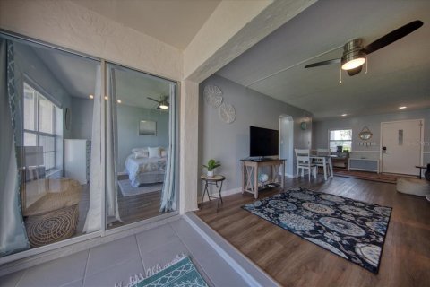 Condo in Seminole, Florida, 1 bedroom  № 2228059 - photo 13